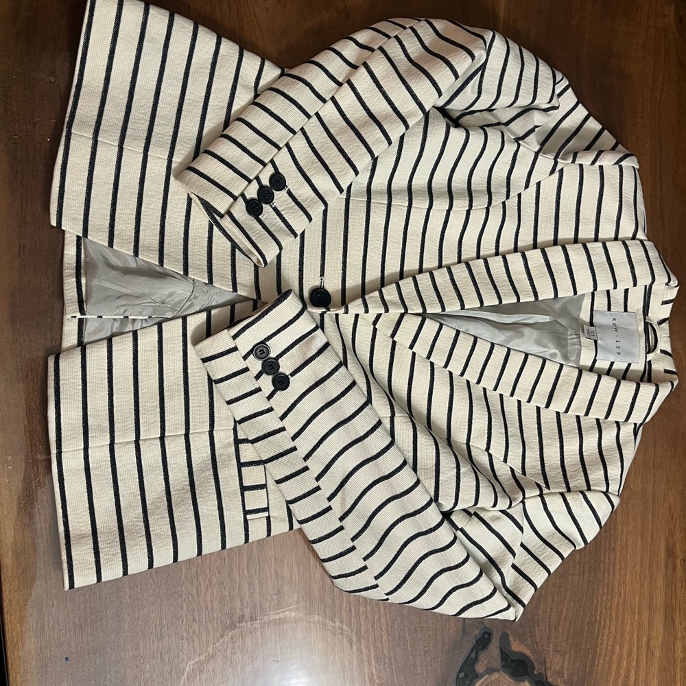 Chic Striped Blazer in Cream and Blue